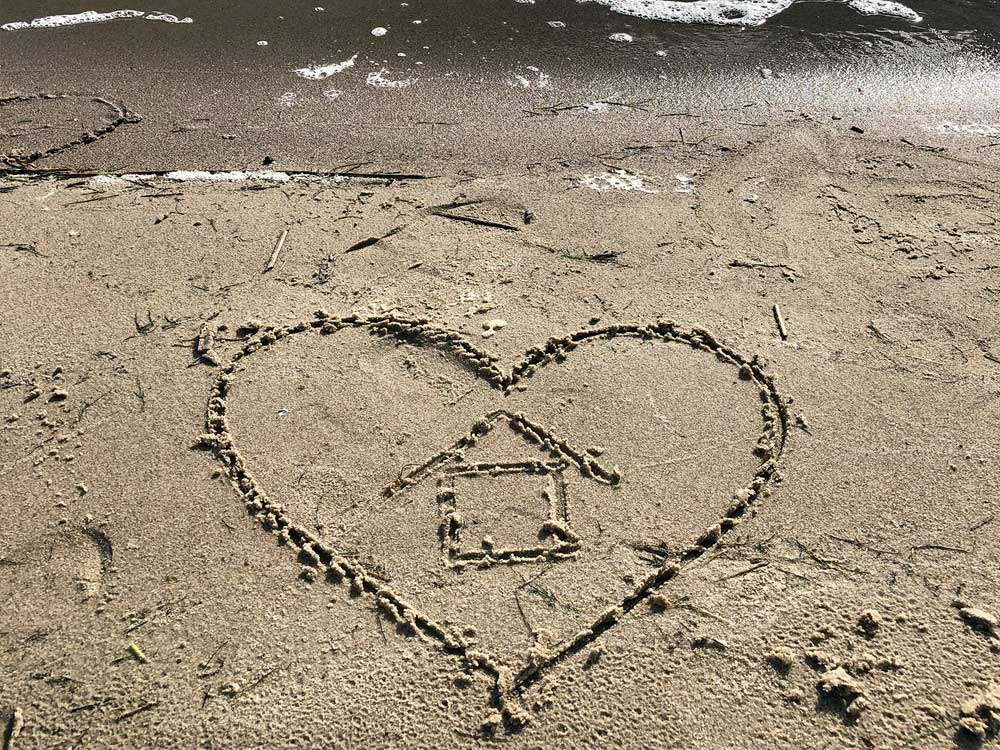 Schleistrand-Herz-im-Sand